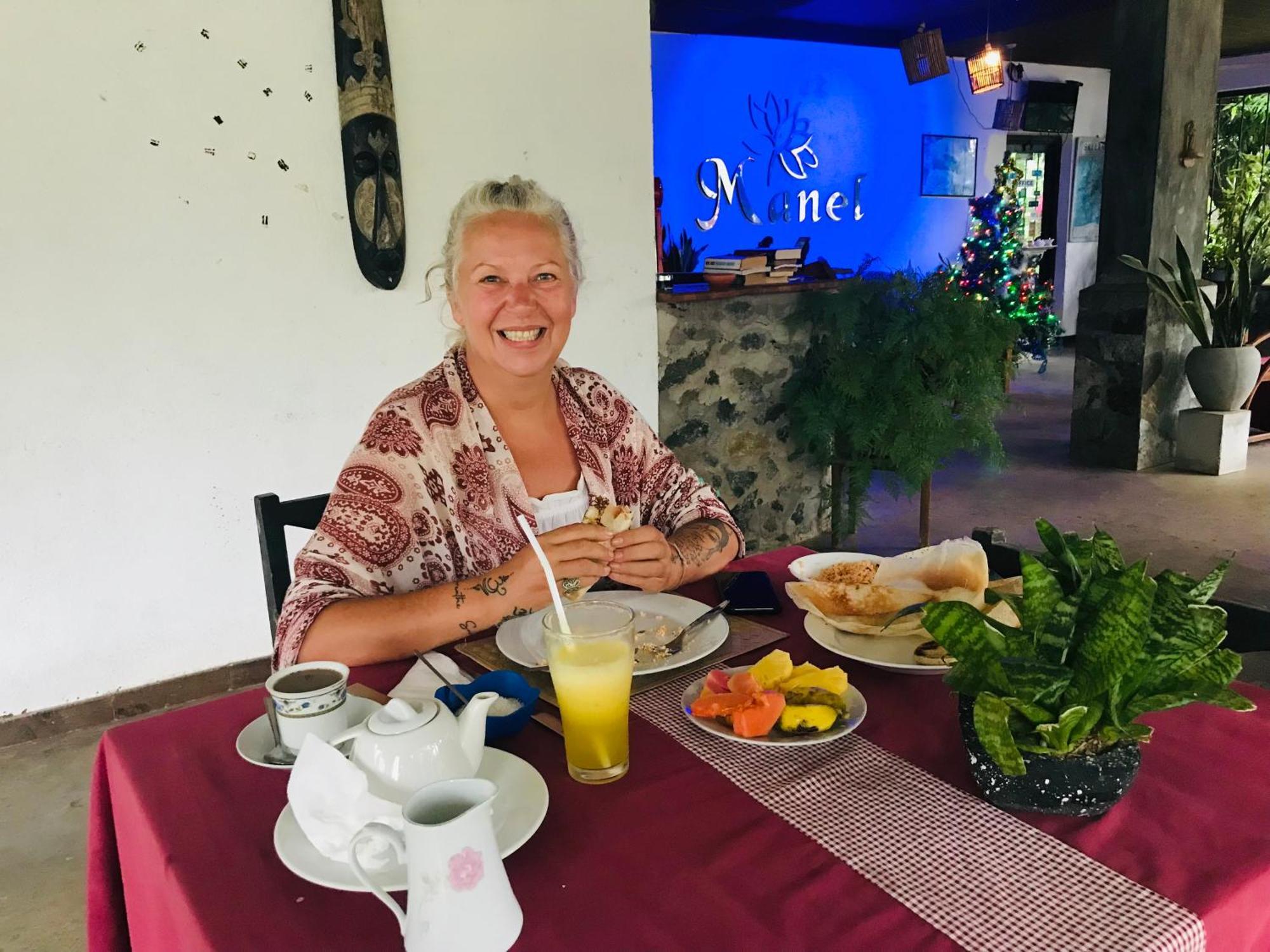 Manel Guest House Полонарува Екстериор снимка