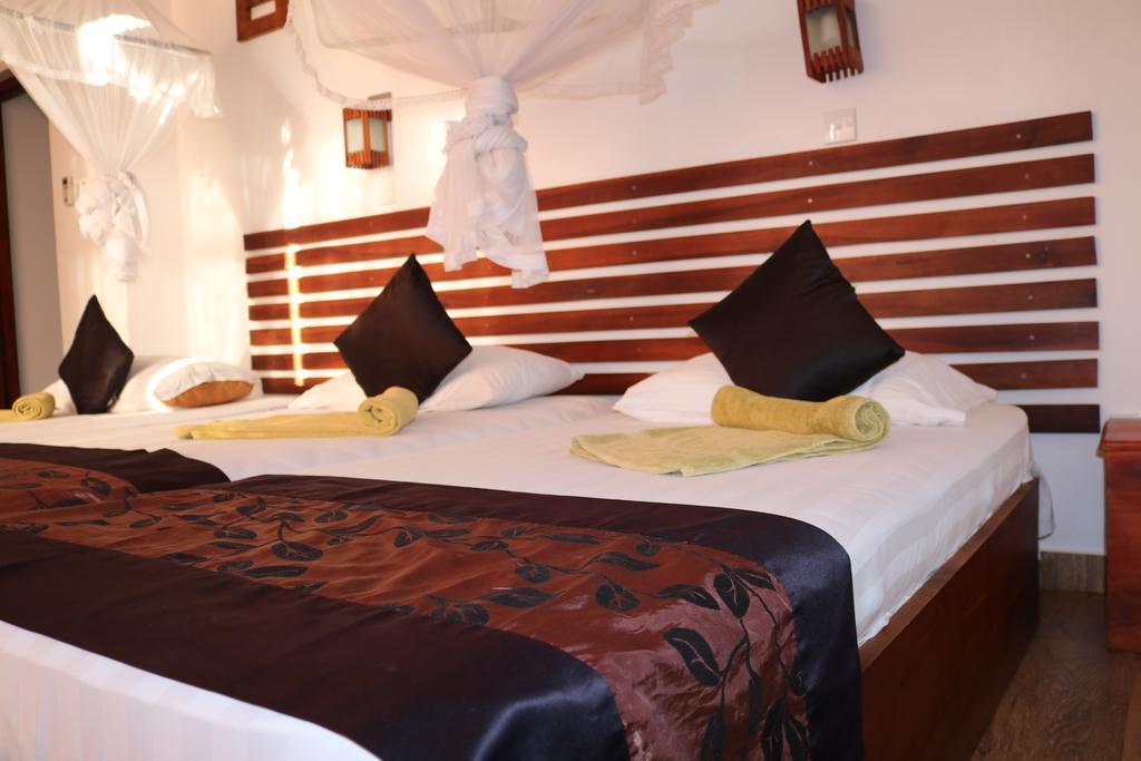 Manel Guest House Полонарува Екстериор снимка