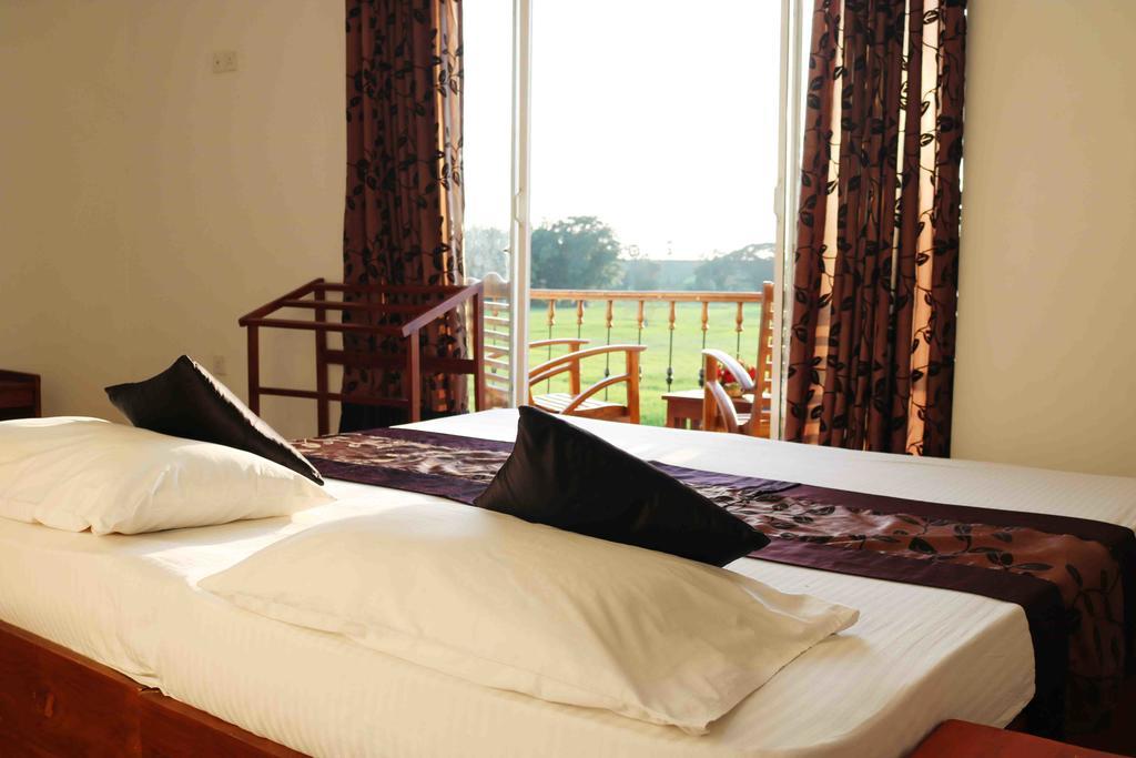 Manel Guest House Полонарува Екстериор снимка