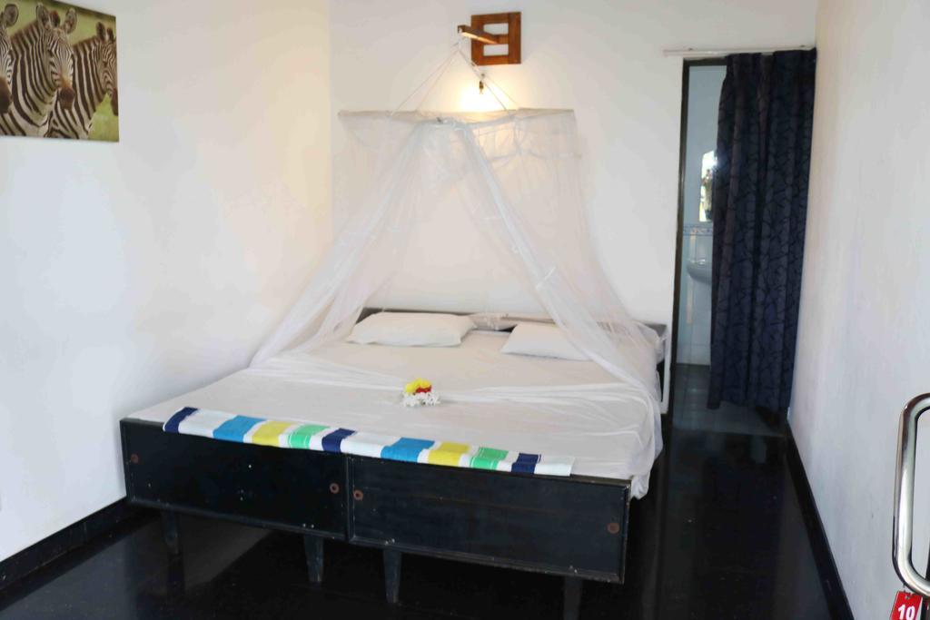 Manel Guest House Полонарува Екстериор снимка