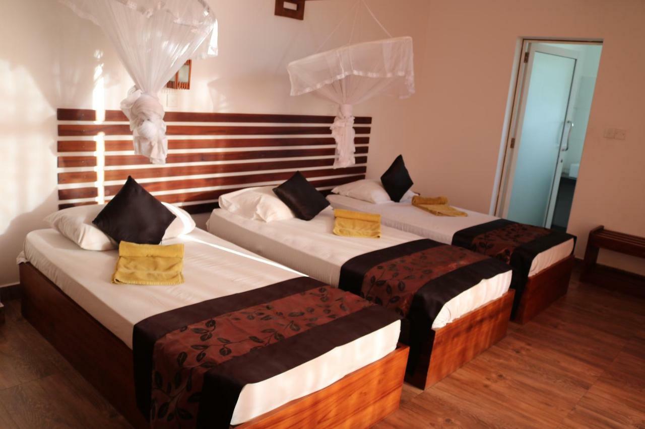 Manel Guest House Полонарува Екстериор снимка